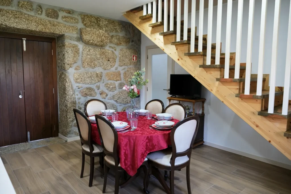 turismo-rural-santo-tirso-casa-das-cortes-mesa-escadasjpg